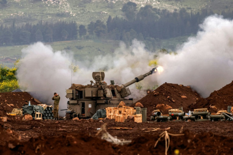 Un obusier israélien fait feu en direction du sud du Liban, le 15 mars 2026 dans le nord d'Israël ( AFP / Jalaa MAREY )