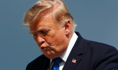 Le président américain Donald Trump descend d'Air Force One à Morristown, dans le New Jersey, le 31 juillet 2026 ( AFP / Aaron Schwartz )