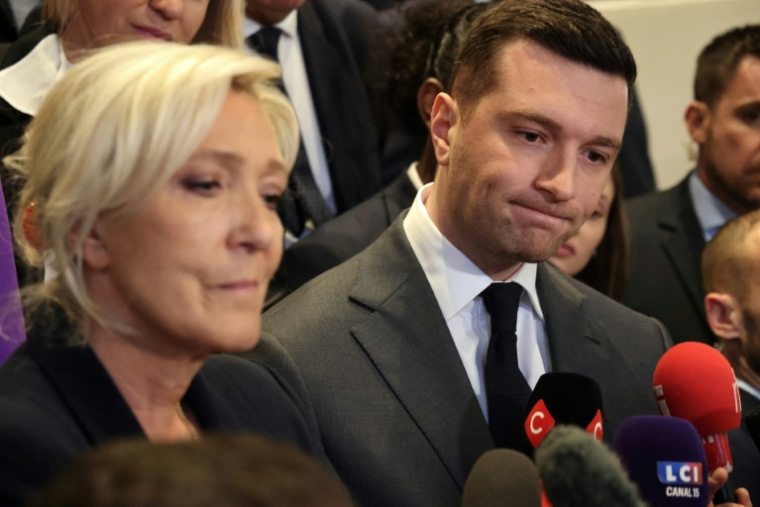 Jordan Bardella, à droite et à sa gauche Marine Le Pen, le 26 février 2026, à Paris ( AFP / Ludovic MARIN )