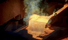 Du cuivre en fusion est préparé à la raffinerie canadienne de cuivre (CCR), à Montréal, Canada, le 17 juillet 2025 ( AFP / ANDREJ IVANOV )