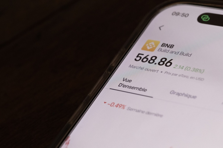 Image d'illustration d'un smartphone affichant un cours de la cryptomonnaie BNB, en juillet 2026 ( AFP / Lou BENOIST )