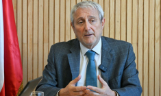 Le ministre chilien des Sciences, Aldo Valle, s'exprime lors d'une interview avec l'AFP avant le lancement de la nouvelle plateforme Latam-GPT, à Santiago, le 6 février 2026 ( AFP / Rodrigo ARANGUA )