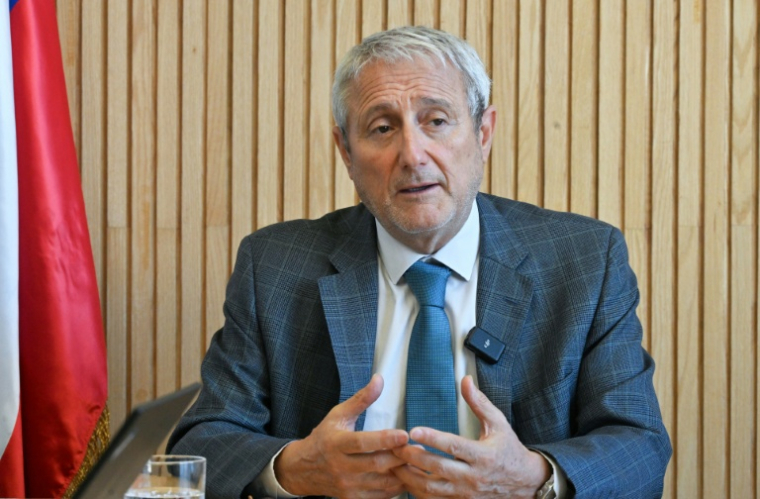 Le ministre chilien des Sciences, Aldo Valle, s'exprime lors d'une interview avec l'AFP avant le lancement de la nouvelle plateforme Latam-GPT, à Santiago, le 6 février 2026 ( AFP / Rodrigo ARANGUA )
