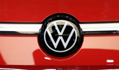Un logo Volkswagen au salon de l'automobile de Paris 2024