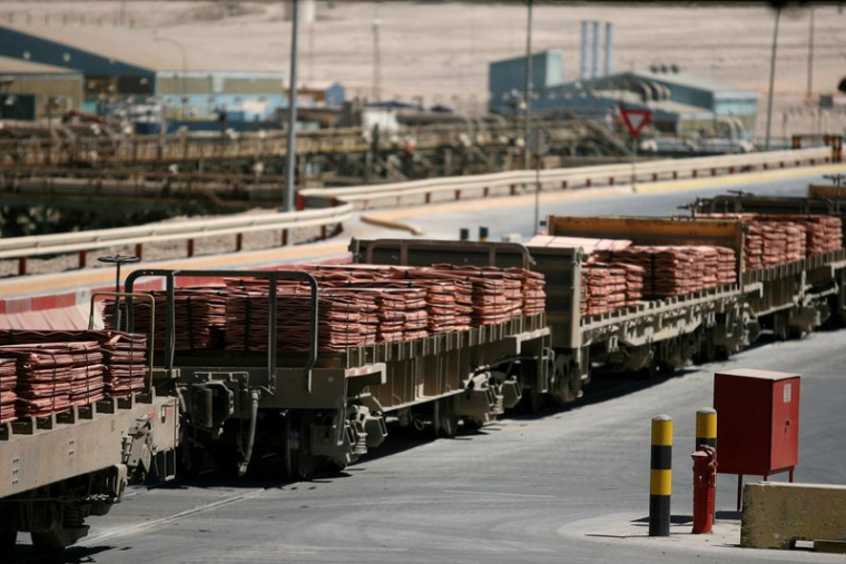 Un train chargé de plaques de cathodes de cuivre est vu à Antofagasta, dans le nord du Chili