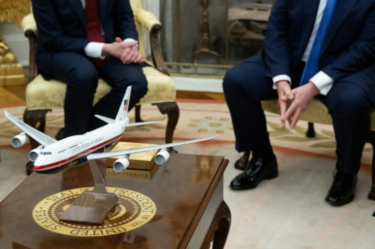Une maquette du nouvel avion Air Force One dans le bureau ovale de la Maison Blanche, le 24 avril 2025 à Washington ( AFP / SAUL LOEB )