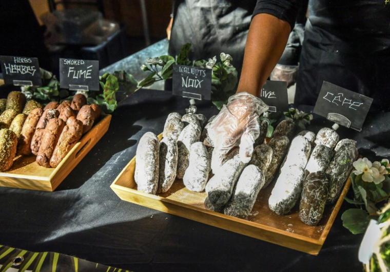Les industriels et artisans charcutiers ont annoncé mardi de nouveaux engagements pour réduire d'ici cinq ans de 5% le sel sur cinq produits et de 5% les acides gras saturés sur douze familles de produits ( AFP / Philippe Huguen )