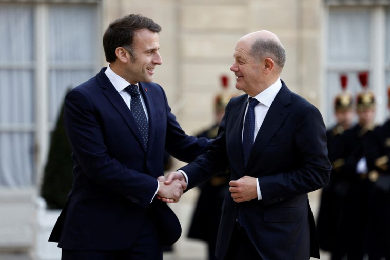 Le président français Macron accueille une réunion des dirigeants européens sur l'Ukraine à Paris.