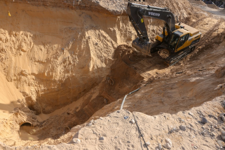 Une pelleteuse est garée près de l'entrée d'un tunnel tandis que des militants du Hamas recherchent des corps dans une zone au nord de Khan Younès, dans le sud de la bande de Gaza, le 28 octobre 2025 ( AFP / BASHAR TALEB )