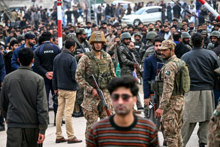 Des personnels de sécurité devant une mosquée après une explosion, à Islamabad, au Pakistan, le 6 février 2026 ( AFP / Farooq NAEEM )