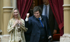 Le président argentin Javier Milei et la secrétaire générale de la présidence, sa soeur Karina Milei, lors de la cérémonie de prestation de serment à la Chambre des députés du parlement  argentin à Buenos Aires, le 3 décembre 2025 ( AFP / JUAN MABROMATA )