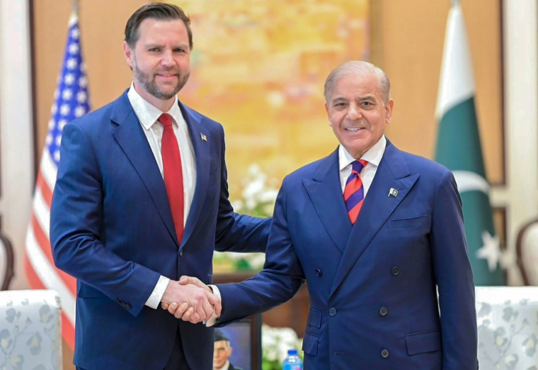 Photographie prise et diffusée par les services du Premier ministre pakistanais le 11 avril 2026 montrant le vice-président américain JD Vance (G) et le Premier ministre pakistanais Shehbaz Sharif lors d'un entretien avant les négociations irano-américaines, à Islamabad  ( Pakistan's Prime Minister Office / - )