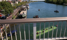 Vue d'un bus et d'une voiture tombés dans la Seine à Juvisy-sur-Orge (Essonne), le 30 avril 2026 ( AFP / Thomas SAMSON )