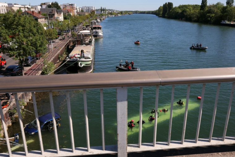 Vue d'un bus et d'une voiture tombés dans la Seine à Juvisy-sur-Orge (Essonne), le 30 avril 2026 ( AFP / Thomas SAMSON )