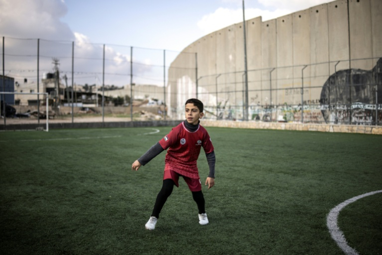 Le terrain de foot du camp de réfugiés palestiniens d'Aida en Cisjordanie jouxtant le mir de séparation avec Israël, le 17 décembre. ( AFP / JOHN WESSELS )