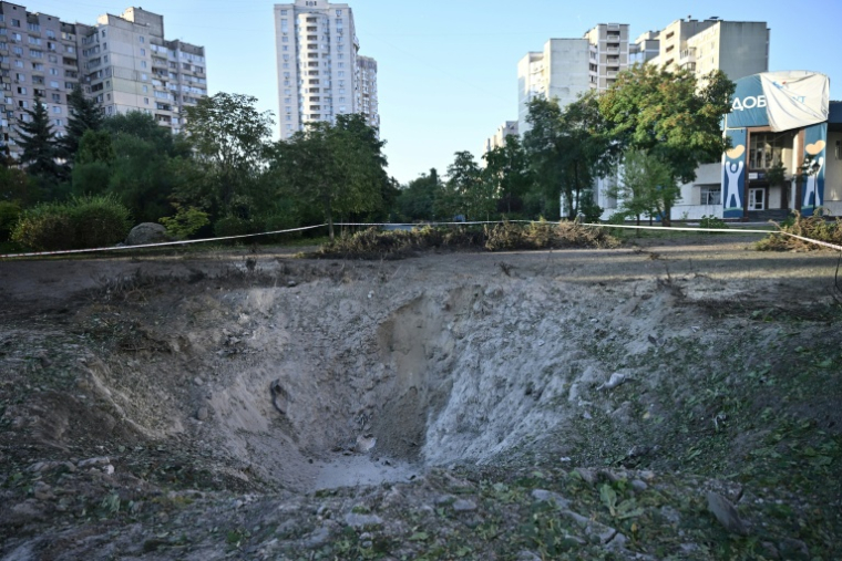 Photo montrant un cratère creusé par une frappe de missile russe, le 1er août 2026 à Kiev ( AFP / Genya Savilov )