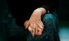 Parmi les Français concernés par des problèmes de santé mentale en 2026, 64% des 18-24 ans disent avoir été confrontés à des "délais d'attente trop longs" pour accéder à un psychiatre ( AFP / Loic VENANCE )