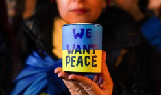 Veillée silencieuse à la bougie en soutien à l'Ukraine à la veille de l'anniversaire de la guerre, à New York