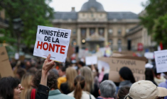 Manifestation concernant le traitement de plaintes antérieures contre le principal suspect dans le meurtre de Lyhanna, 11 ans, à Paris