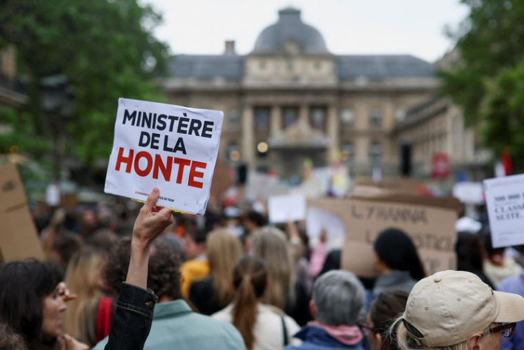 Manifestation concernant le traitement de plaintes antérieures contre le principal suspect dans le meurtre de Lyhanna, 11 ans, à Paris