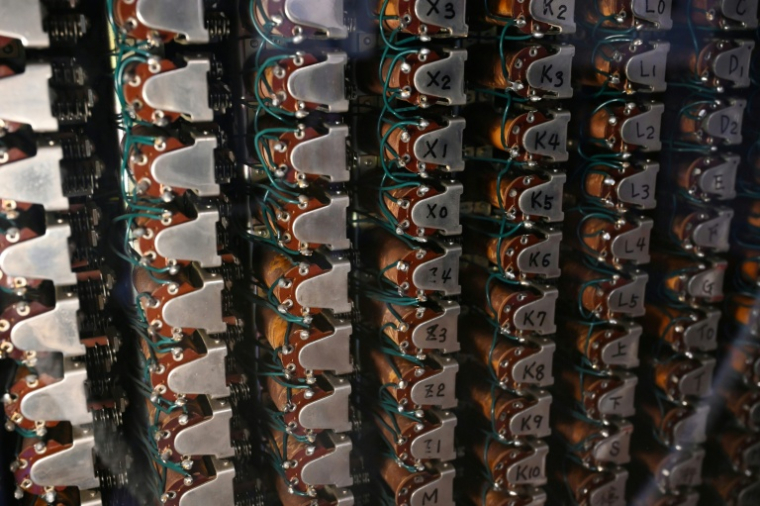 Des commutateurs de la calculatrice Casio 14-A, inventée en 1957, sont exposés au musée Toshio Kashio de Tokyo, le 25 novembre 2025  ( AFP / GREG BAKER )