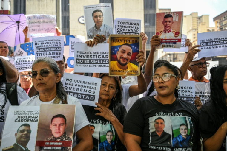 "Nous ne voulons plus de promesses, nous voulons la liberté", peut-on lire sur l’une des pancartes brandies par des proches de prisonniers politiques devant le parquet de Caracas, le 28 mai 2026 ( AFP / Juan BARRETO )