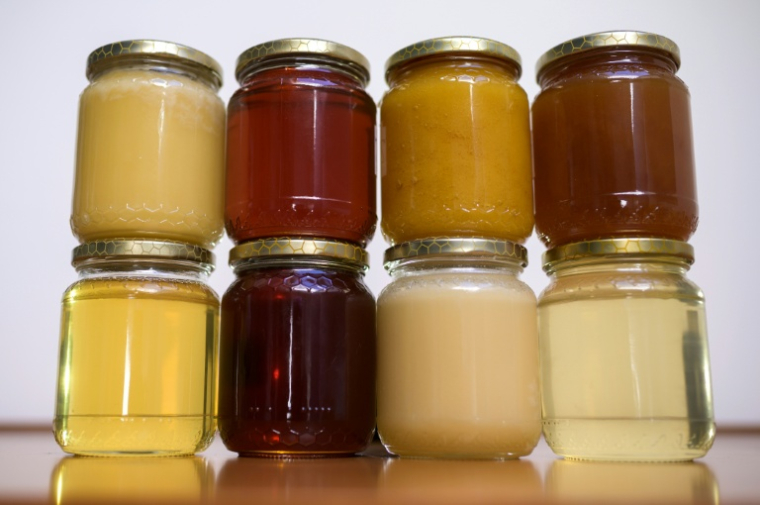 L'ONG Agir pour l'environnement alerte lundi sur des traces de néonicotinoïdes, des insecticides interdits en France dont l'acétamipride, dans le Nutella et différents miels  ( AFP / Marco BERTORELLO )