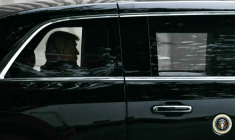 Le président américain Donald Trump en voiture après son examen médical dans un hôpital militaire près de Washington le 26 mai 2026 ( AFP / Kent NISHIMURA )