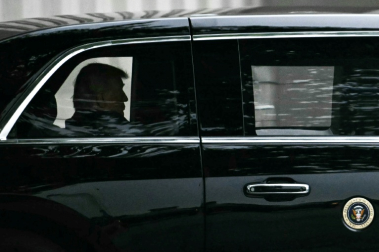 Le président américain Donald Trump en voiture après son examen médical dans un hôpital militaire près de Washington le 26 mai 2026 ( AFP / Kent NISHIMURA )