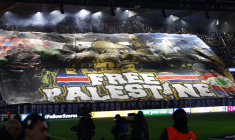 Une banderole de soutien à la Palestine  dans les tribunes du Parc des Princes