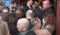 Sarkozy arrive pour une séance de dédicace de son livre "Journal d'un prisonnier"