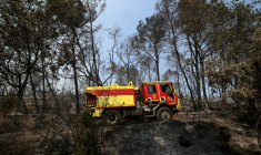 Un camion de pompiers dans une zone brûlée par un incendie de forêt à Montfort-sur-Argens, dans le Var, le 1er août 2026  ( AFP / Clement MAHOUDEAU )