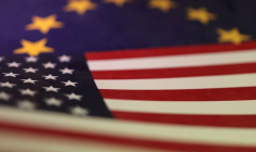 Illustration des drapeaux des États-Unis et de l'Union européenne