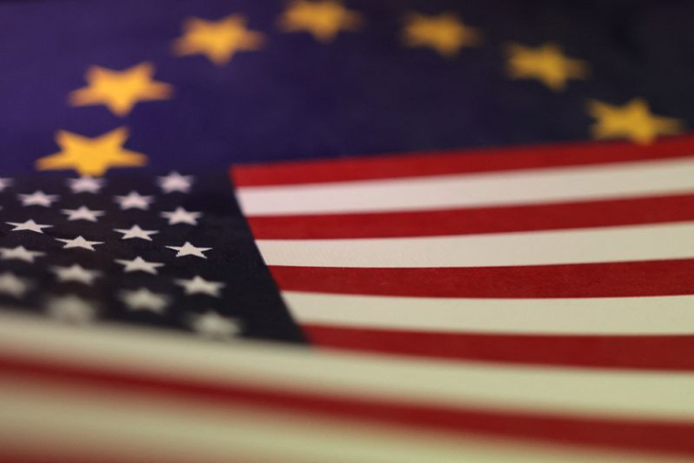 Illustration des drapeaux des États-Unis et de l'Union européenne