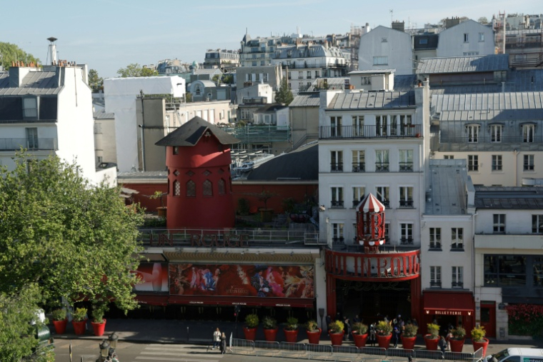 Le Moulin rouge le 25 avril 2024, à Paris avec à l'arrière à gauche l'appartement où vivait Jacques Prévert et à l'arrière au centre celui où vivait Boris Vian ( AFP / Geoffroy VAN DER HASSELT )