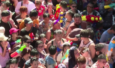 Bangkok célèbre le Nouvel An thaïlandais avec des batailles d'eau