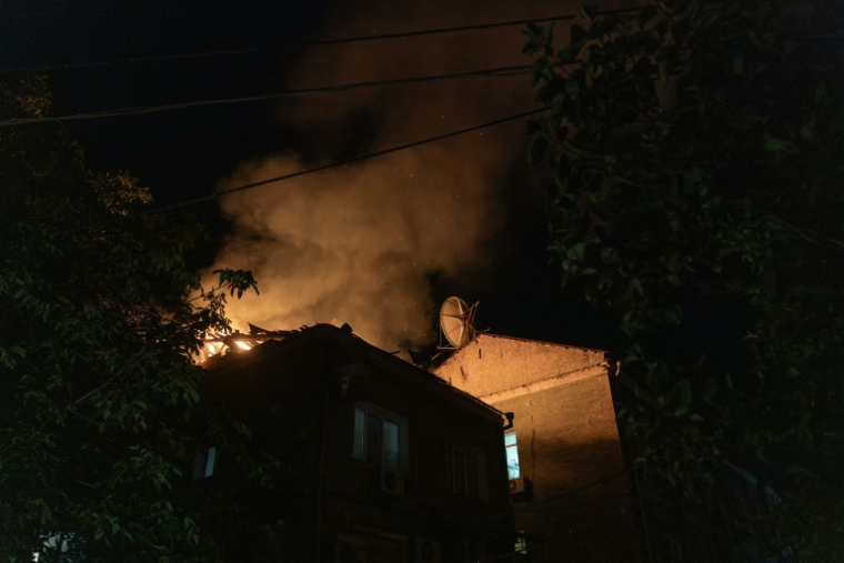 Un immeuble en feu après avoir été touché par un drone lors d'une attaque aérienne russe contre Kiev, tard dans la soirée du 1er juillet 2026 ( AFP / Roman PILIPEY )