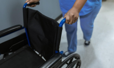 À cause de l'erreur, l’aide-soignante accuse une perte estimée à 300 euros par mois sur sa pension de retraite. (Illustration) (RODNAE Productions / Pexels)