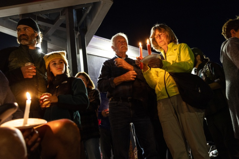 Veillée à la mémoire des victimes de la tuerie scolaire à Bend, dans l'Etat américain de l'Oregon, le 16 octobre 2026 ( AFP / Payton Bruni )
