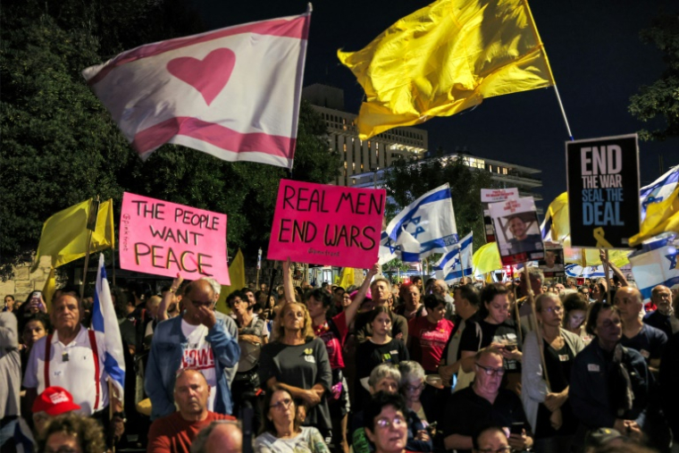 Des Israéliens se rassemblent lors d'une manifestation antigouvernementale organisée par les familles des otages, devant la résidence du Premier ministre Benjamin Netanyahu à Jérusalem, le 4 octobre 2025 ( AFP / Ahmad GHARABLI )