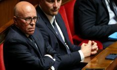 Le président du groupe parlementaire UDR, Éric Ciotti (g) lors des questions au gouvernement à l'Assemblée nationale, le 16 juin 2026 à Paris ( AFP / Thomas SAMSON )