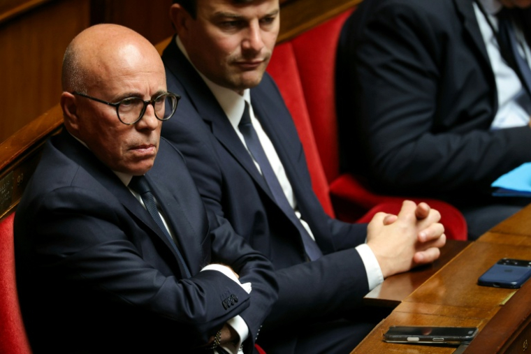 Le président du groupe parlementaire UDR, Éric Ciotti (g) lors des questions au gouvernement à l'Assemblée nationale, le 16 juin 2026 à Paris ( AFP / Thomas SAMSON )