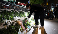 Une personne se recueille près du lieu de la bousculade de Séoul