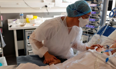 CORONAVIRUS: LE SEUIL DES 60.000 CAS EN 24 HEURES FRANCHI POUR LA PREMIÈRE FOIS EN FRANCE