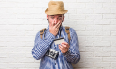 (Vacancier découvrant une mauvaise surprise avec sa carte bancaire utilisée à l'étranger - Crédits photo : Adobe Stock)