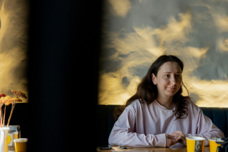 La journaliste ukrainienne Olha Kyrylenko, correspondante du média Ukraïnska Pravda, dans un café à Kramatorsk, dans la région de Donetsk, le 6 mai 2025 ( AFP / Tetiana DZHAFAROVA )