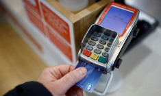 Une carte de crédit est utilisée sur un terminal de paiement dans un magasin près de Nantes, en France