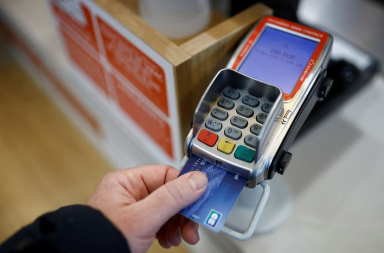 Une carte de crédit est utilisée sur un terminal de paiement dans un magasin près de Nantes, en France