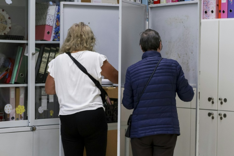 Des électrices votent lors des législatives à Espinho, le 18 mai 2025 au Portugal ( AFP / ANDRE DIAS NOBRE )