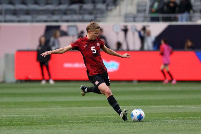 Le premier match de l’histoire du championnat canadien de football féminin s’est joué devant 14 000 personnes